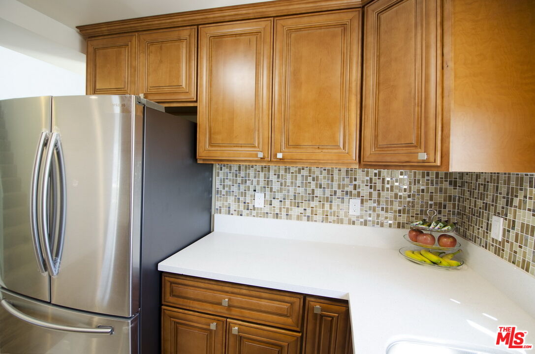 546 N Oxford Ave Unit: 212