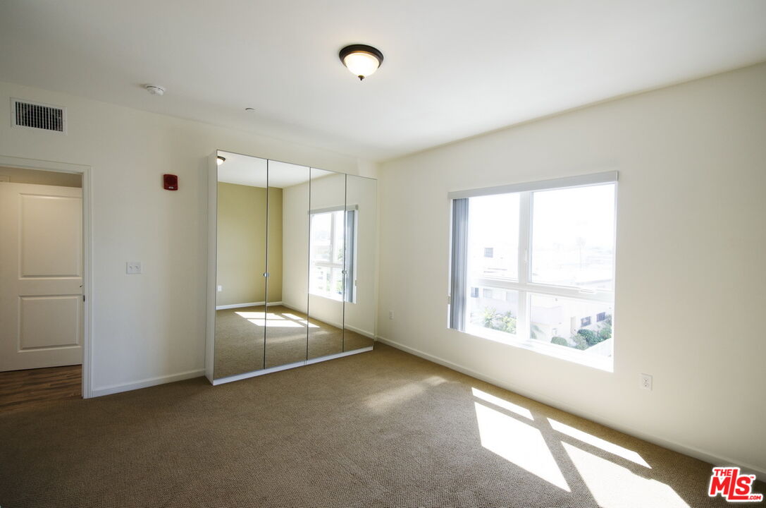 546 N Oxford Ave Unit: 212