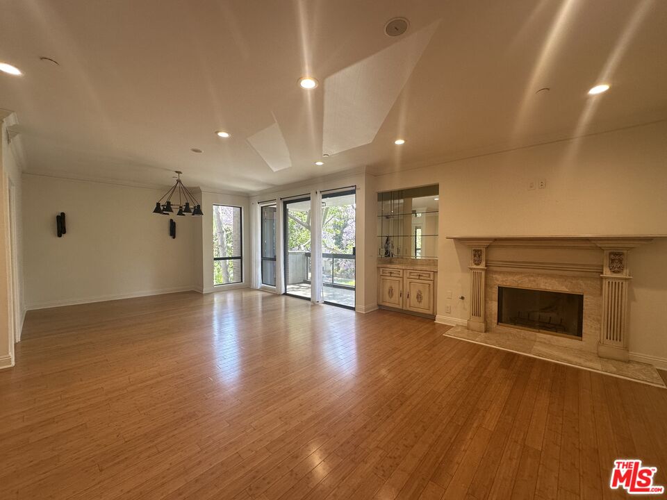 324 N Palm Dr Unit: 206