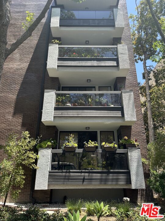 324 N Palm Dr Unit: 206