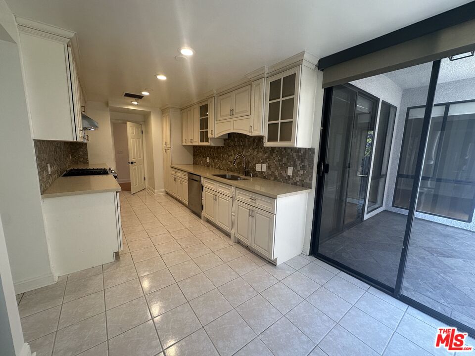 324 N Palm Dr Unit: 206