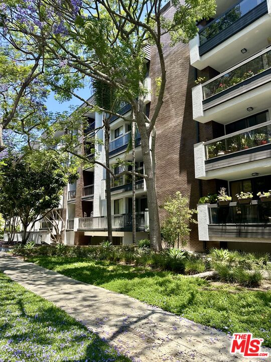 324 N Palm Dr Unit: 206