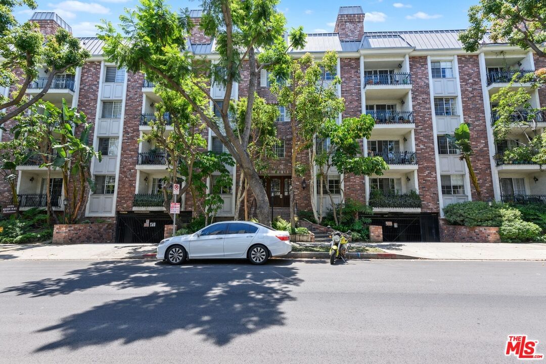 1375 Kelton Ave Unit: 108