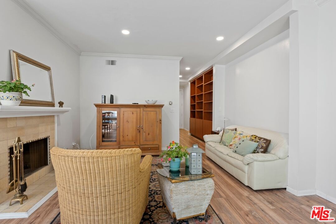 1375 Kelton Ave Unit: 108