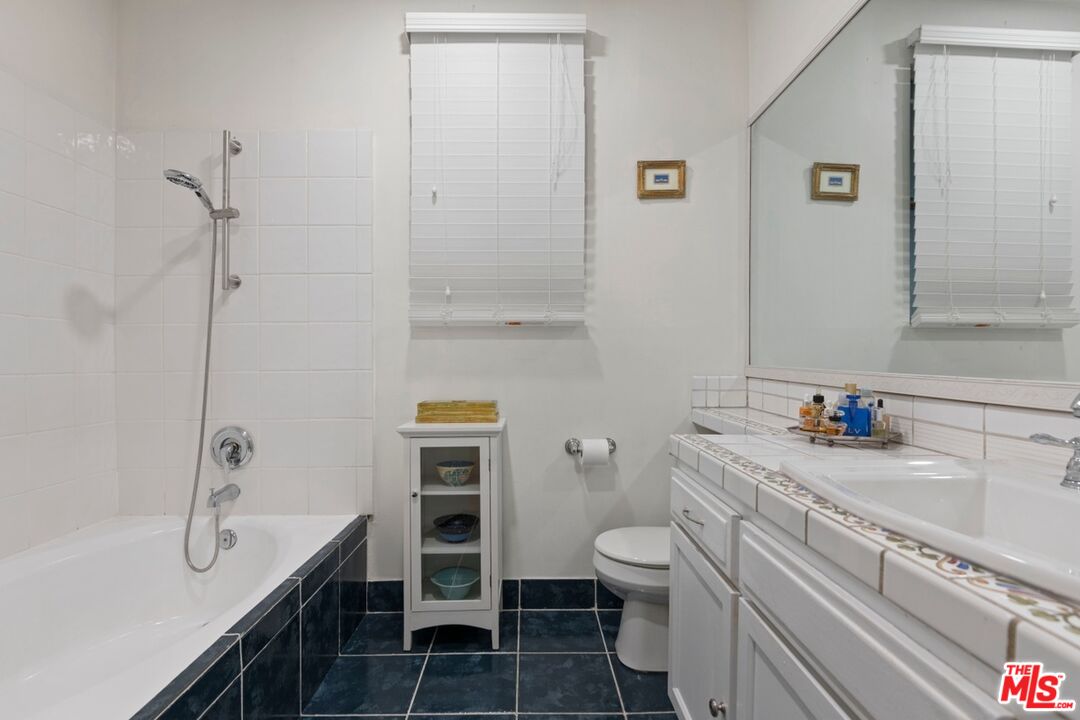 1375 Kelton Ave Unit: 108