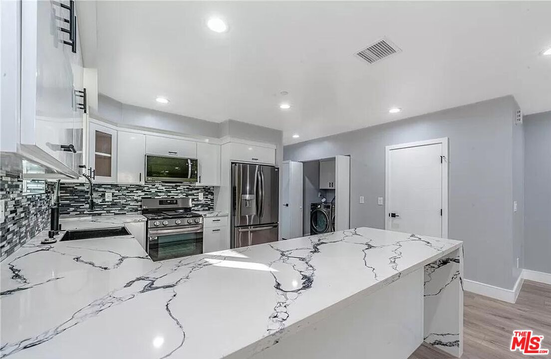 1947 N Vista Del Mar Ave