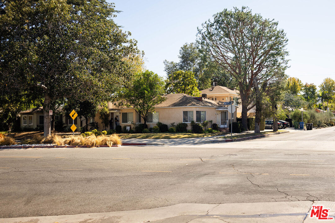 10454 Moorpark St