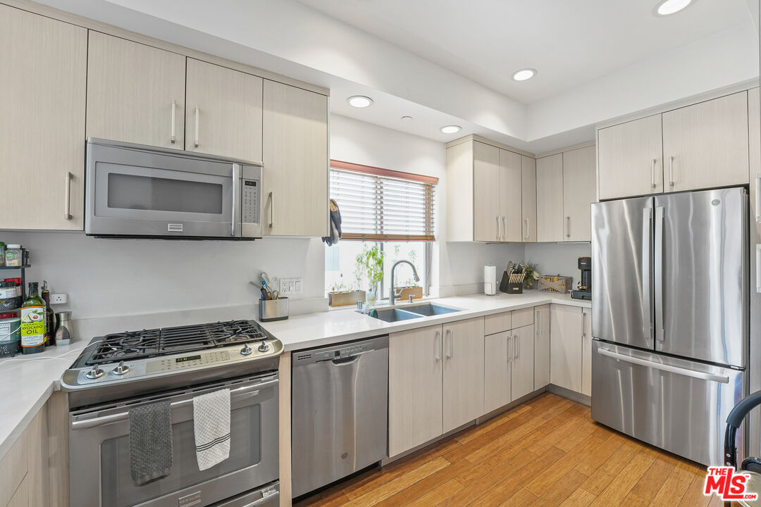 819 HOLT AVE Unit: 200