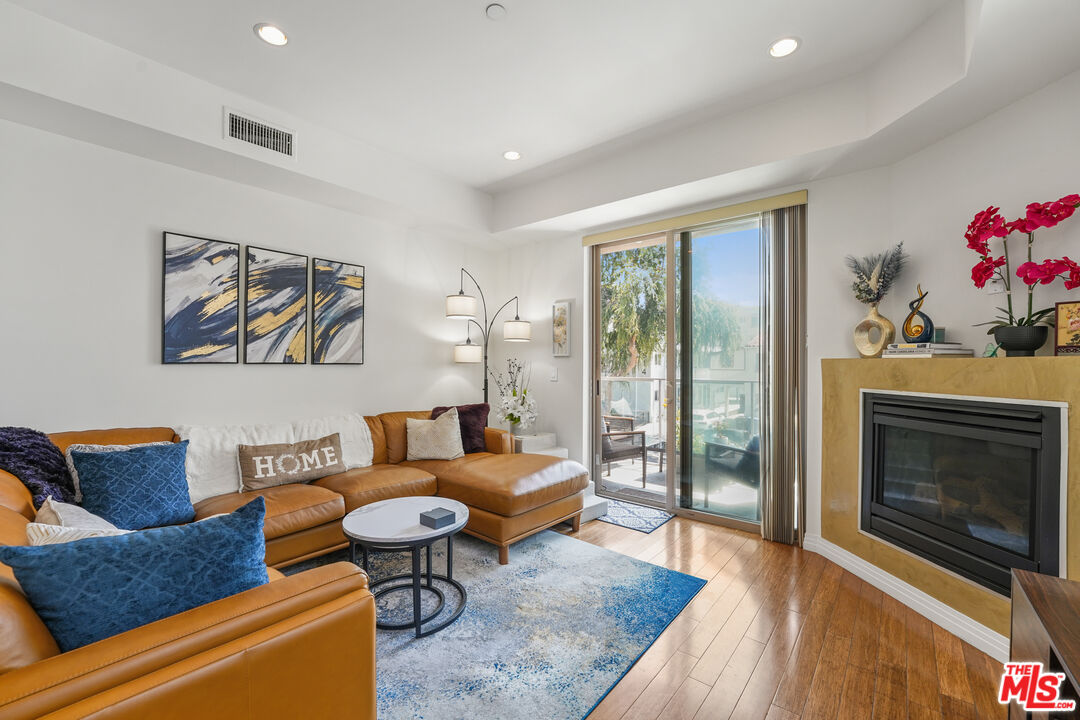 819 HOLT AVE Unit: 200