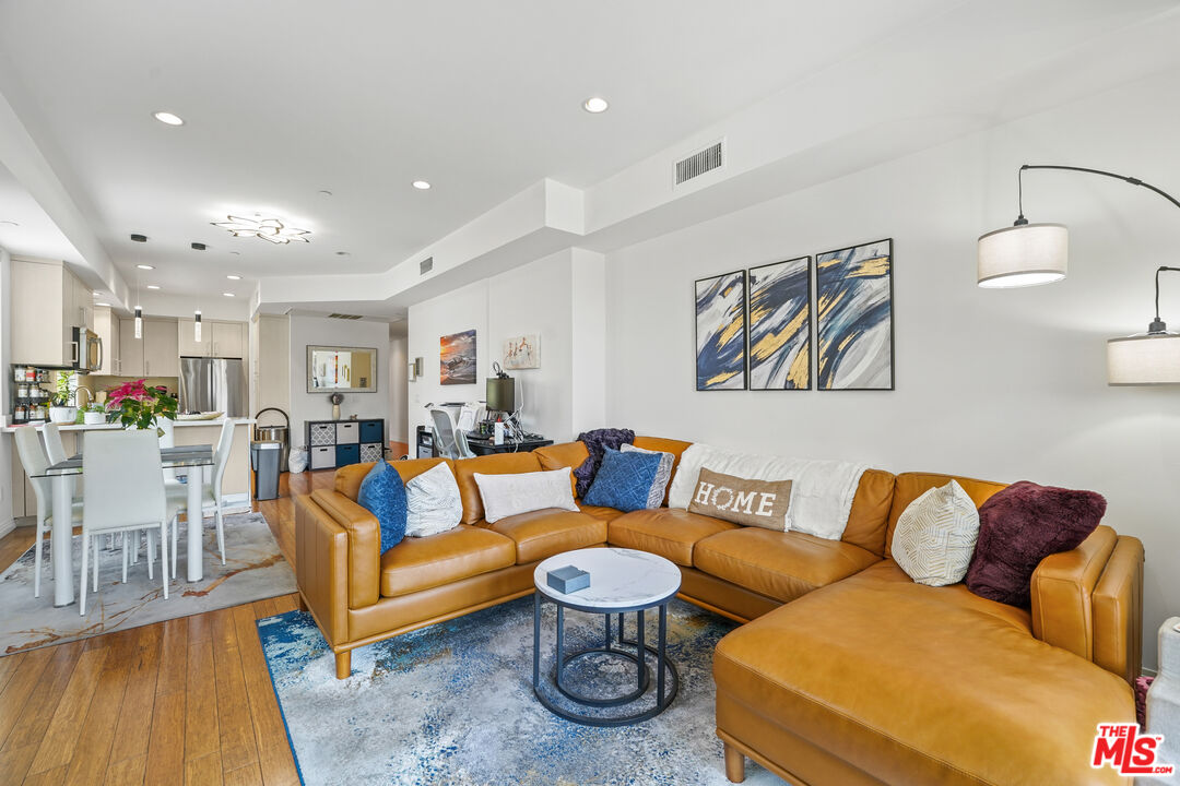 819 HOLT AVE Unit: 200