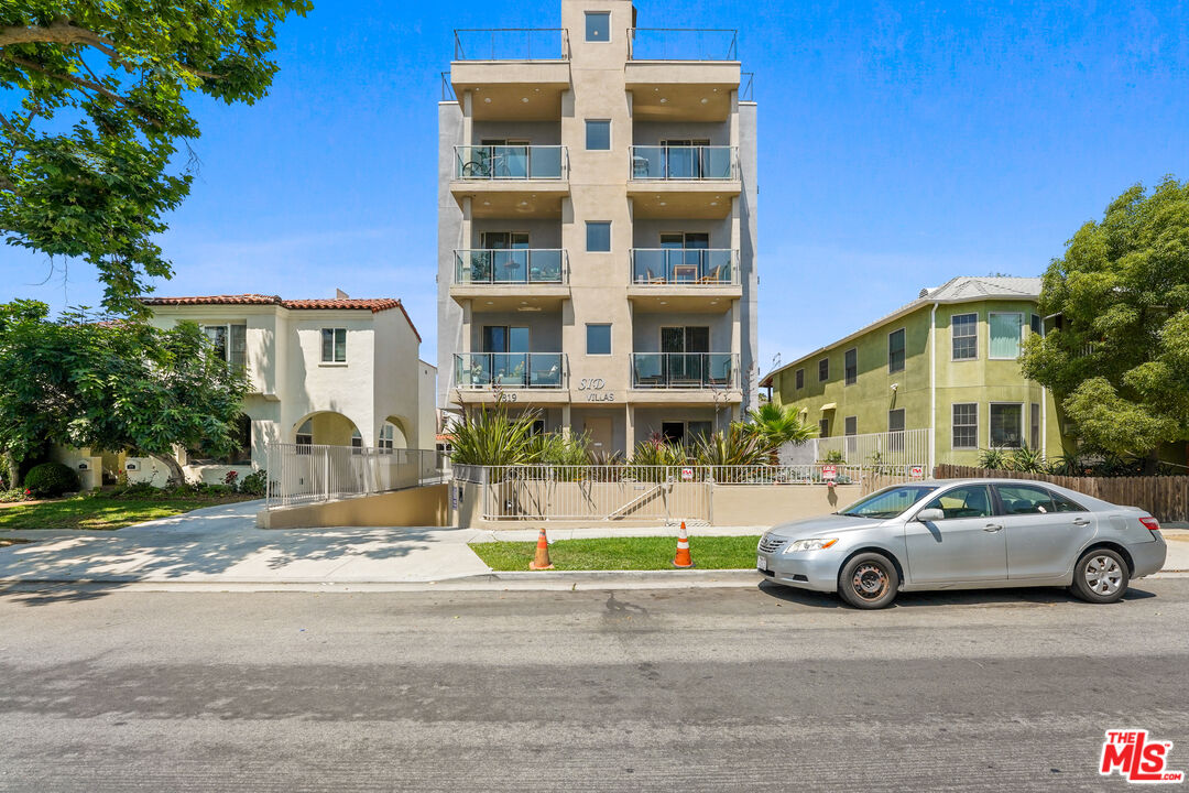 819 HOLT AVE Unit: 200