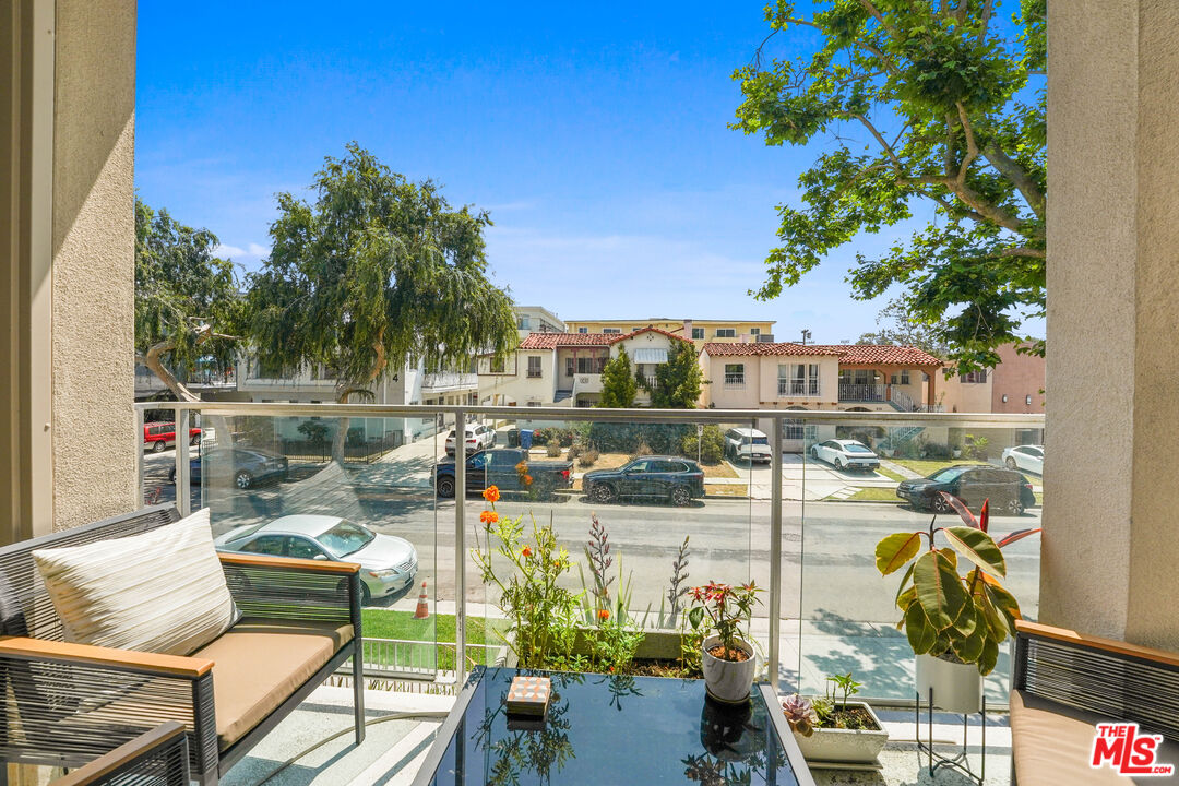 819 HOLT AVE Unit: 200