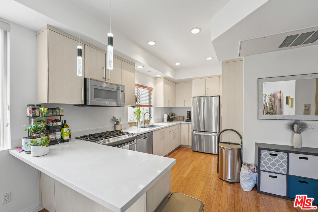 819 HOLT AVE Unit: 200