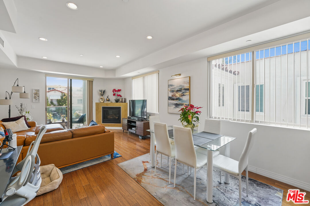 819 HOLT AVE Unit: 200