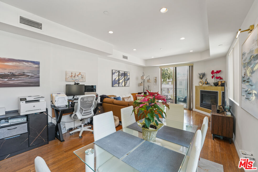 819 HOLT AVE Unit: 200