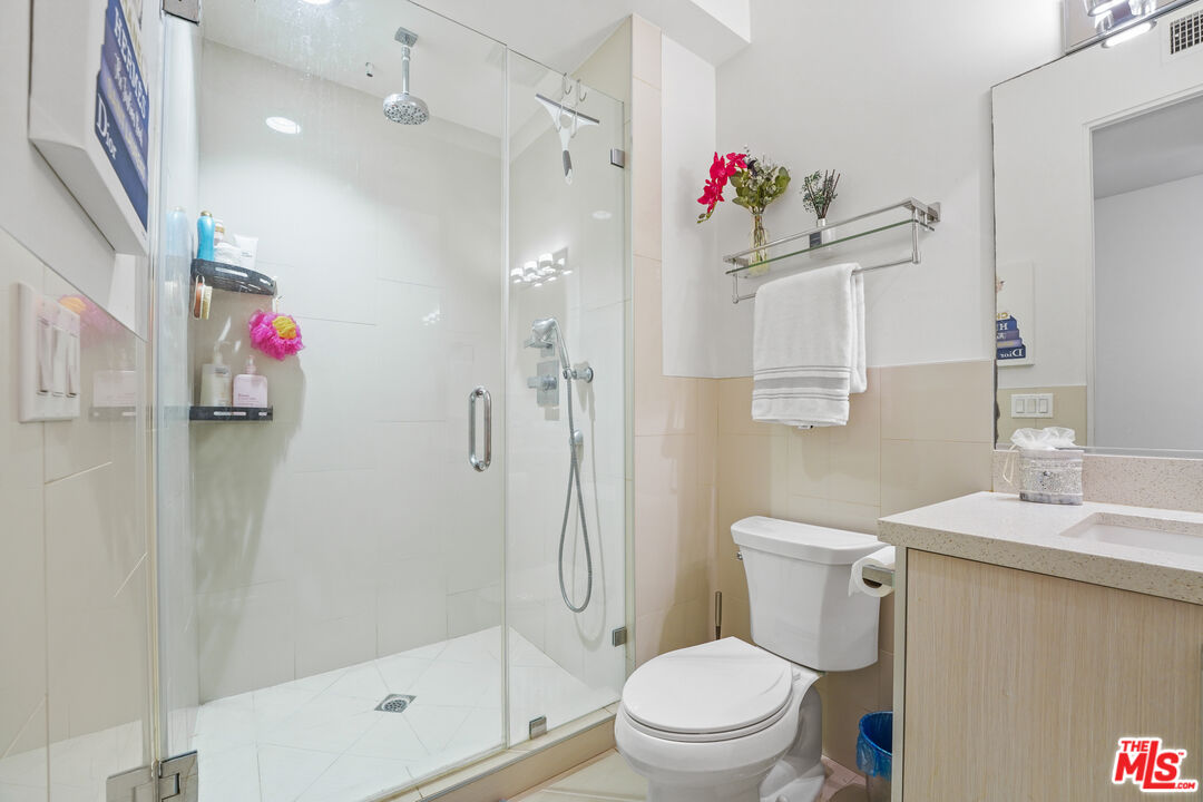 819 HOLT AVE Unit: 200