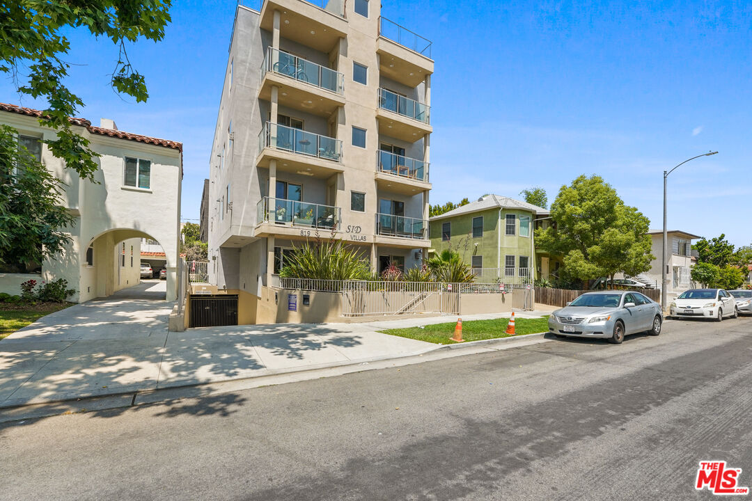 819 HOLT AVE Unit: 200