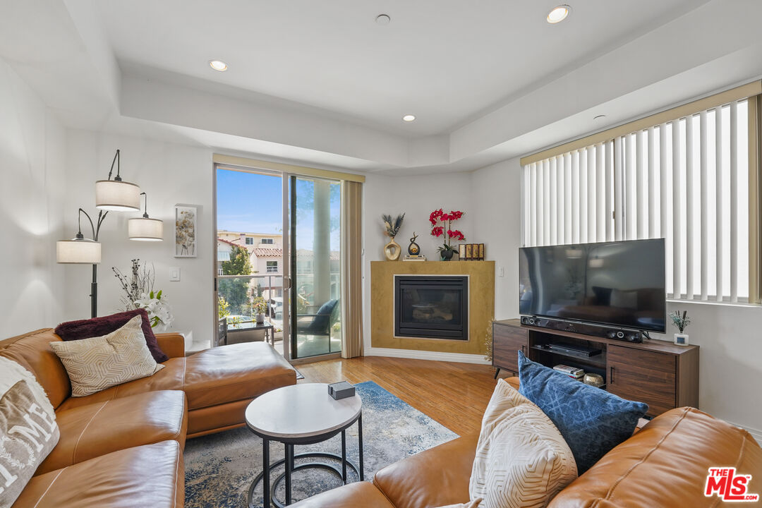 819 HOLT AVE Unit: 200