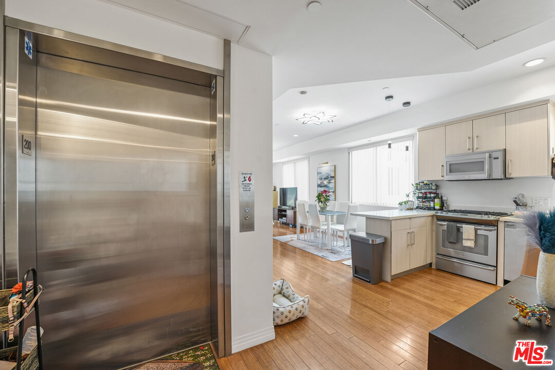 819 HOLT AVE Unit: 200