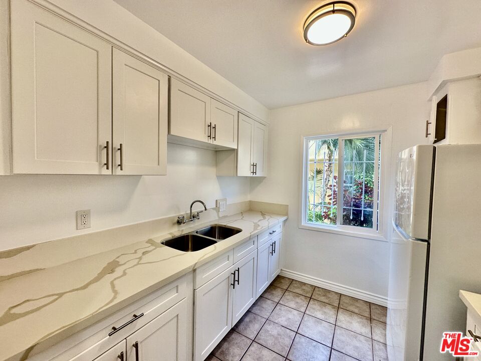 1108 S Sherbourne Dr Unit: 1