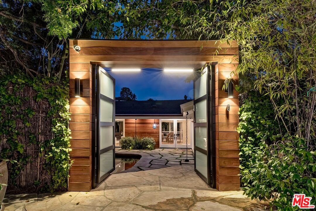 9316 Beverly Crest Dr