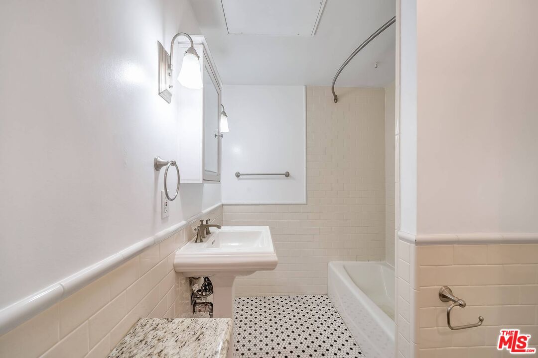 1236 N Flores St Unit: 401