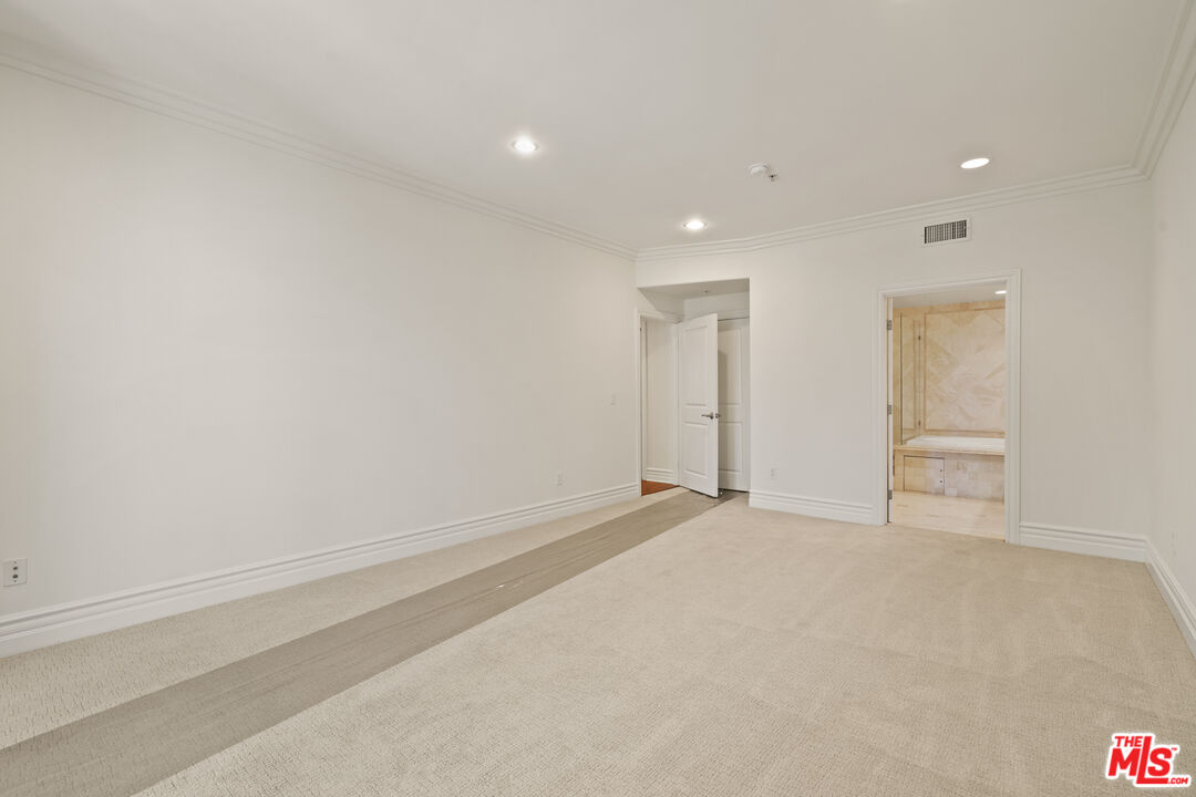 2306 Fox Hills Dr Unit: 203