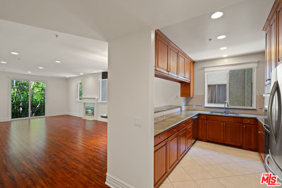 2306 Fox Hills Dr Unit: 203