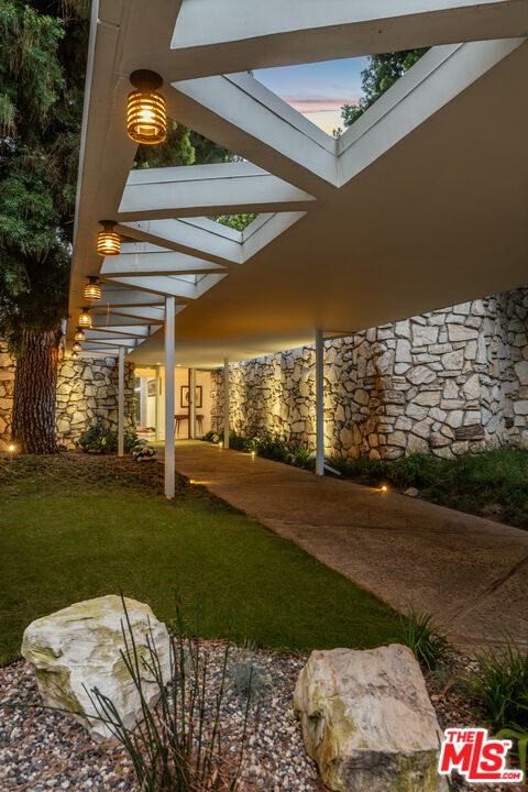 1010 N Rexford Dr