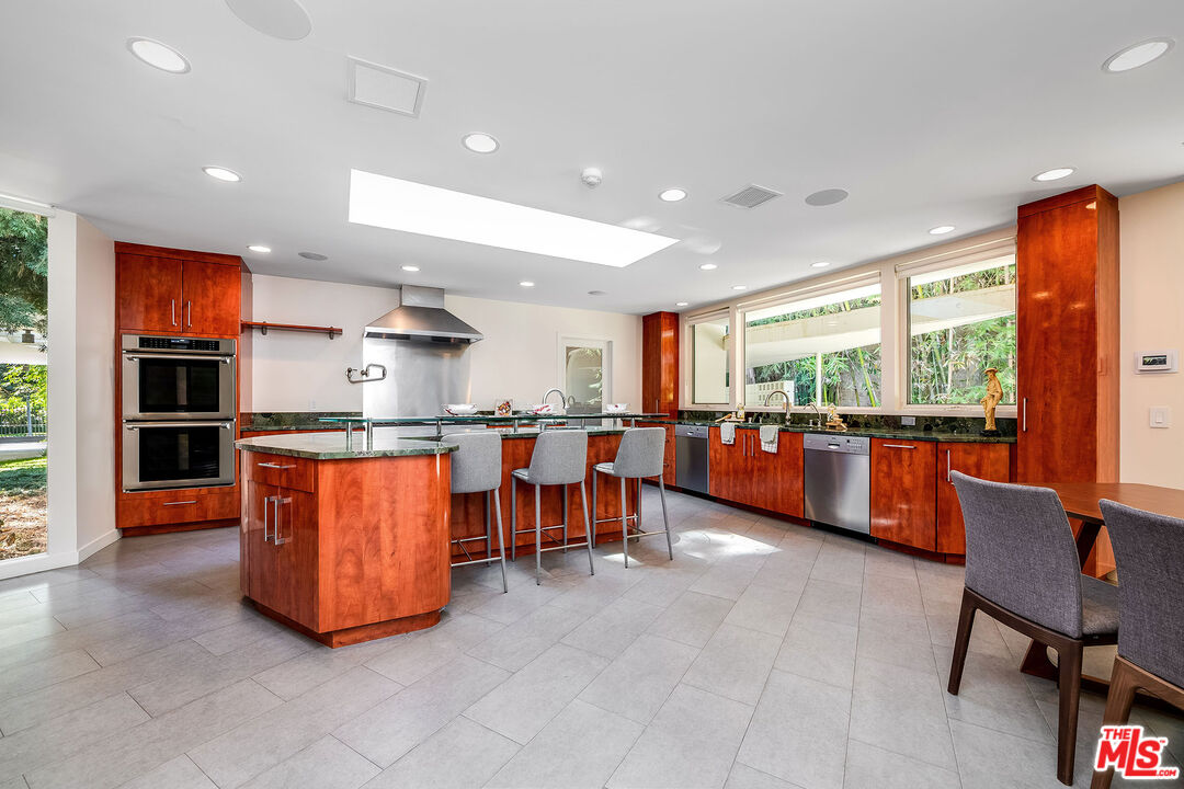 1010 N Rexford Dr