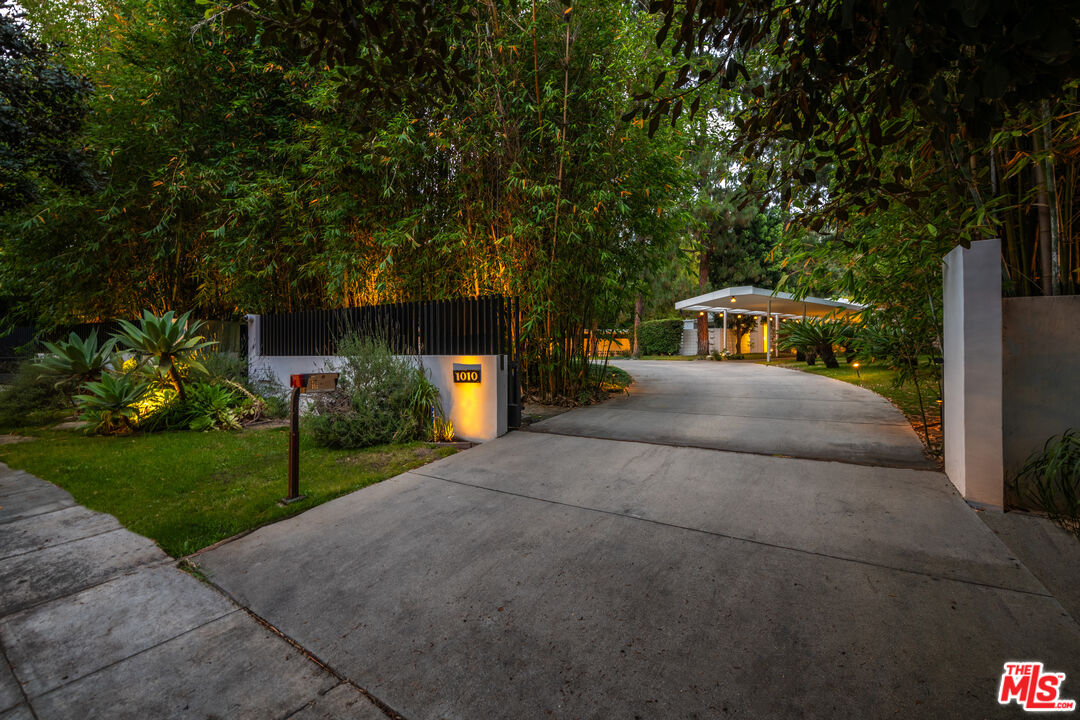 1010 N Rexford Dr