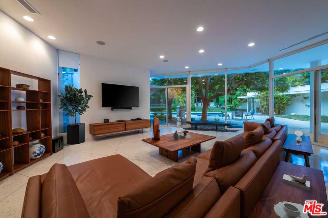 1010 N Rexford Dr
