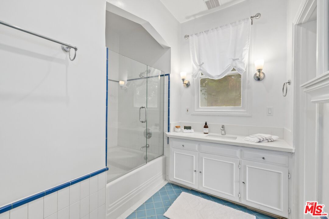 8724 Shoreham Dr Unit: B