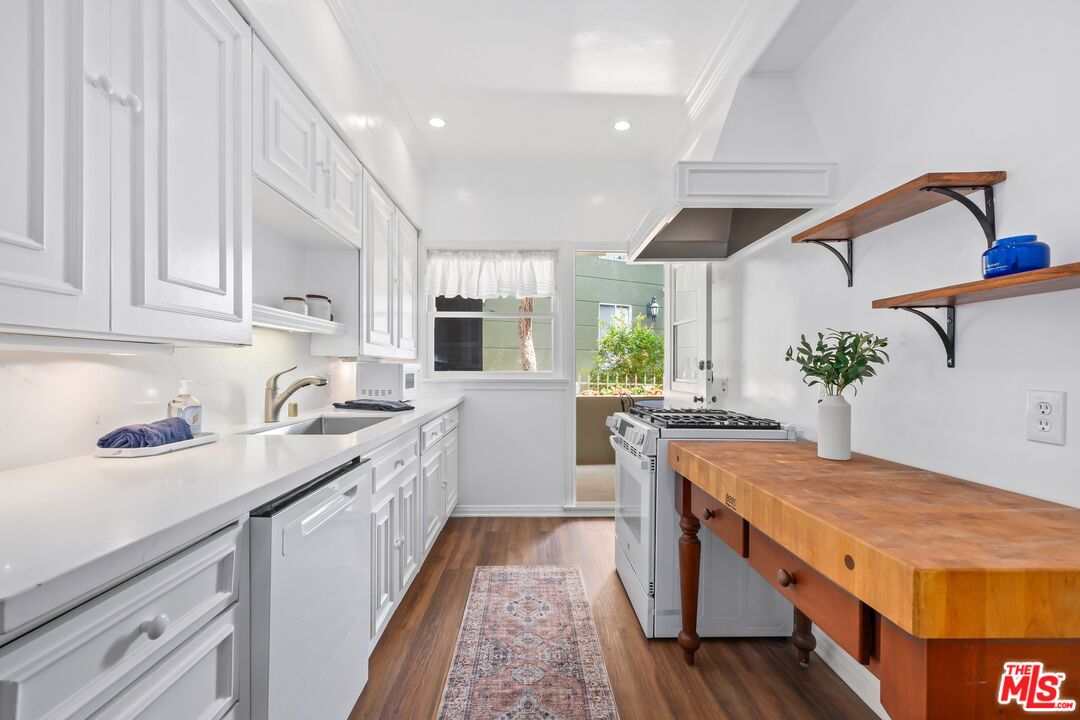 8724 Shoreham Dr Unit: B