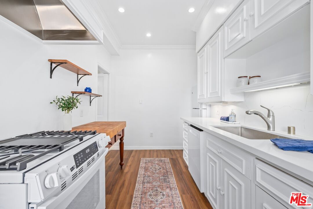 8724 Shoreham Dr Unit: B