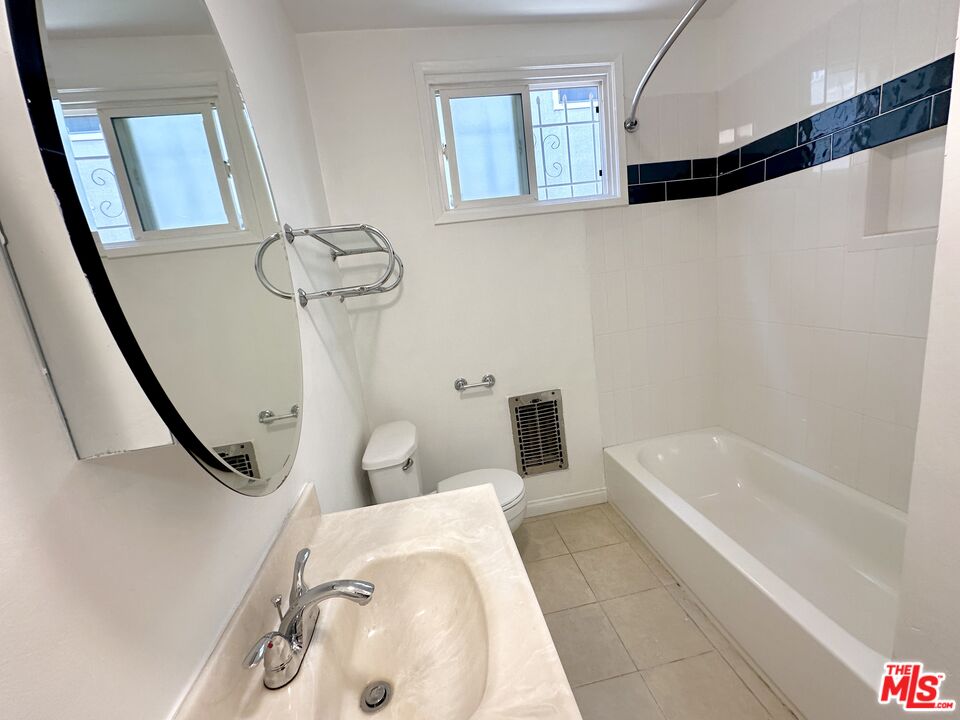 1108 S Sherbourne Dr Unit: 3