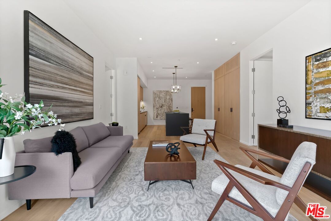 1030 N Kings Rd Unit: 306