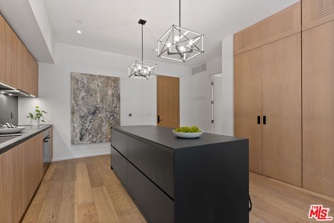 1030 N Kings Rd Unit: 306