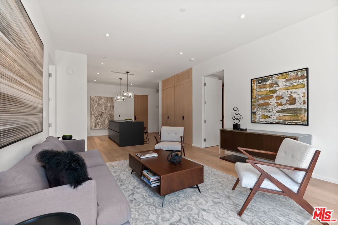 1030 N Kings Rd Unit: 306