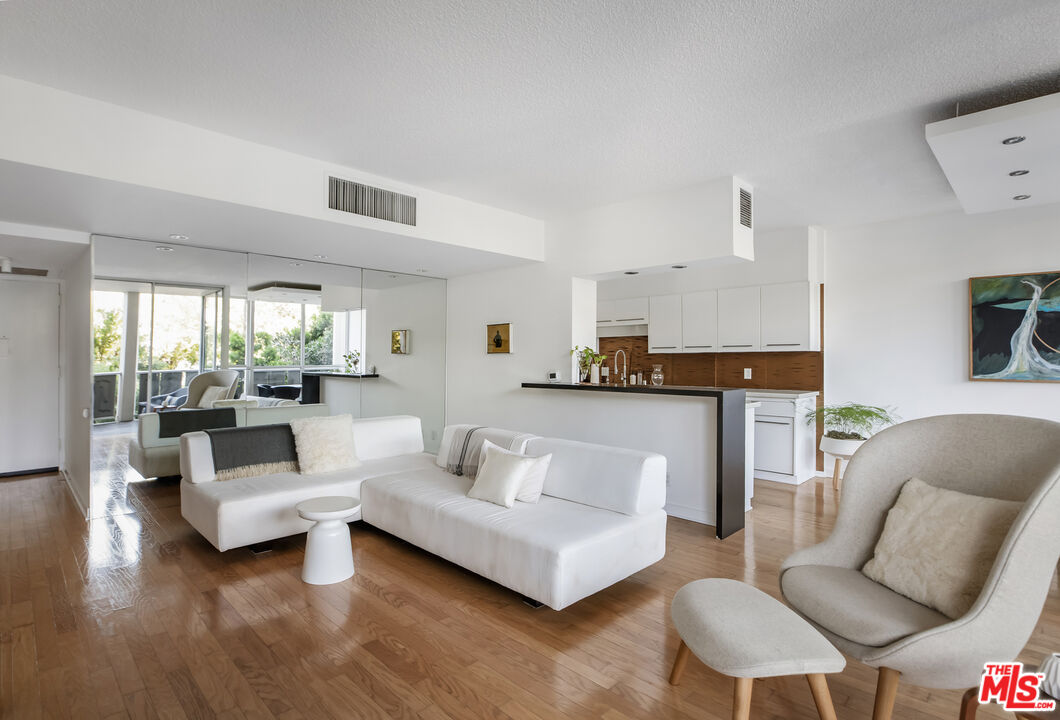 4411 Los Feliz Blvd Unit: 306