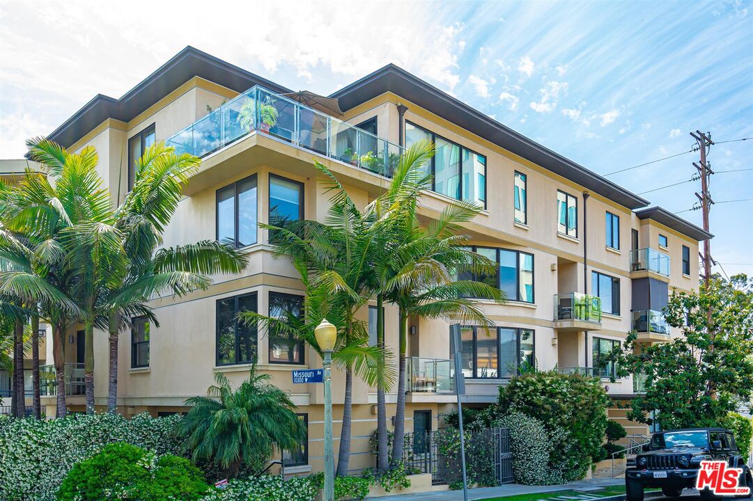 1825 FOX HILLS DR Unit: 101