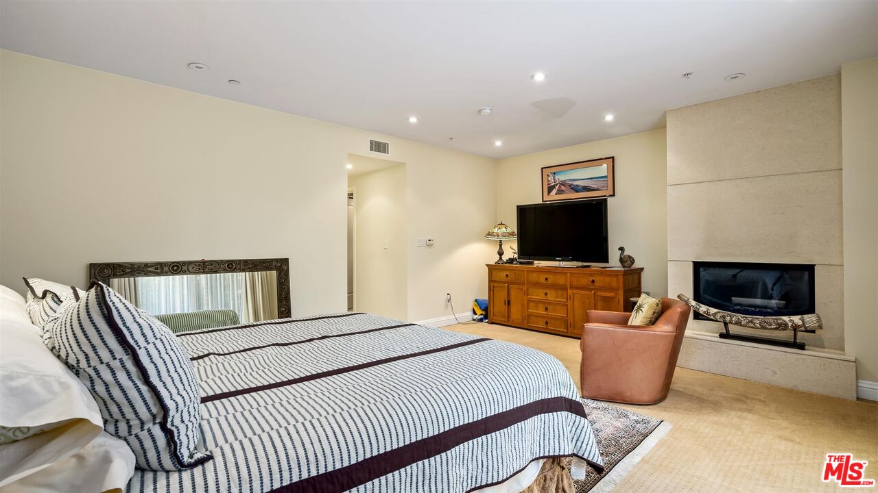 1825 FOX HILLS DR Unit: 101