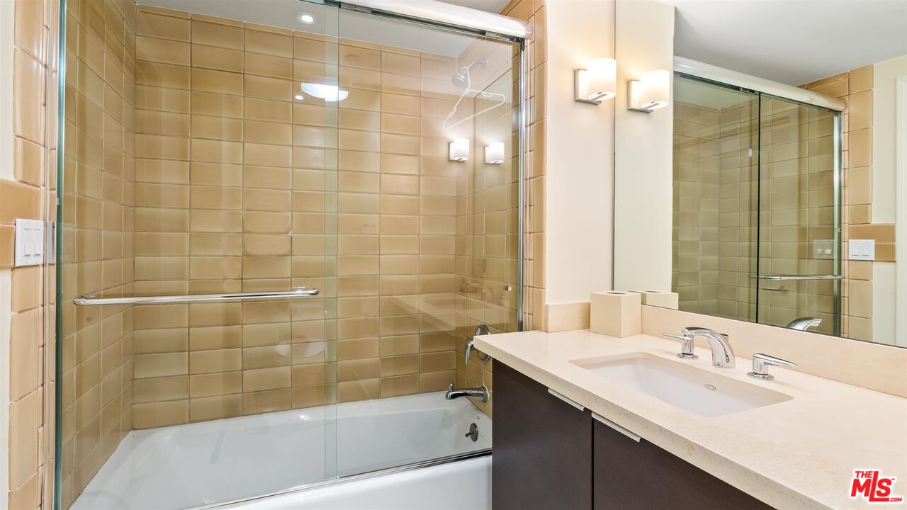 1825 FOX HILLS DR Unit: 101