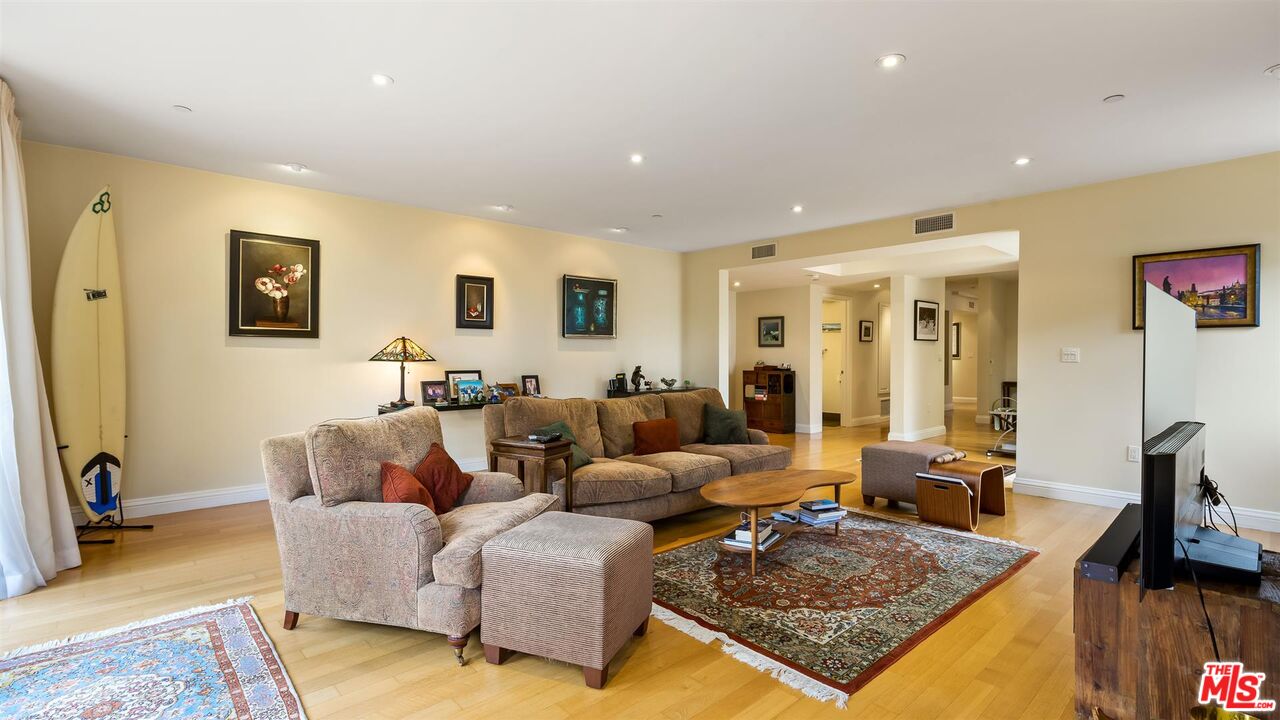 1825 FOX HILLS DR Unit: 101