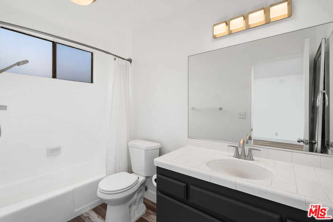 5100 Riverton Ave Unit: 14