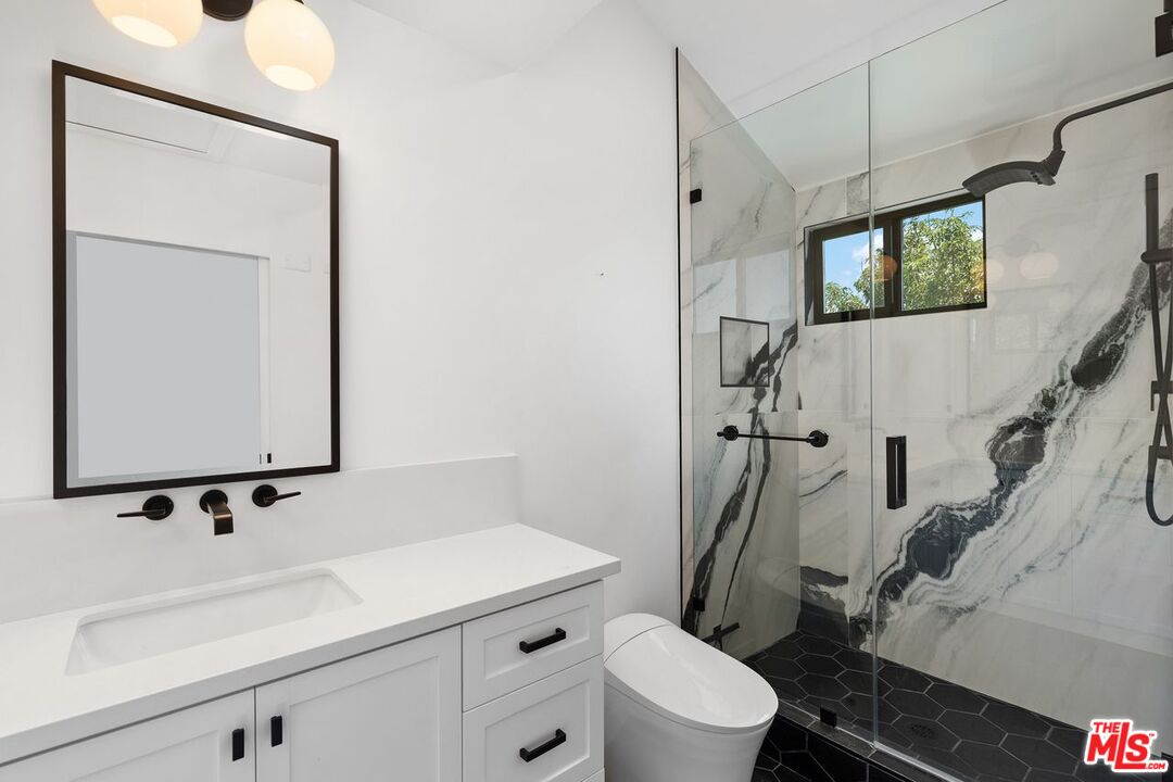 5100 Riverton Ave Unit: 14