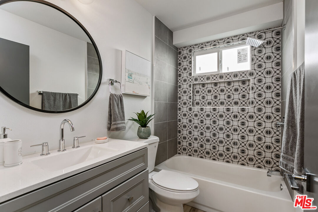 6640 WOODLEY AVE Unit: 111