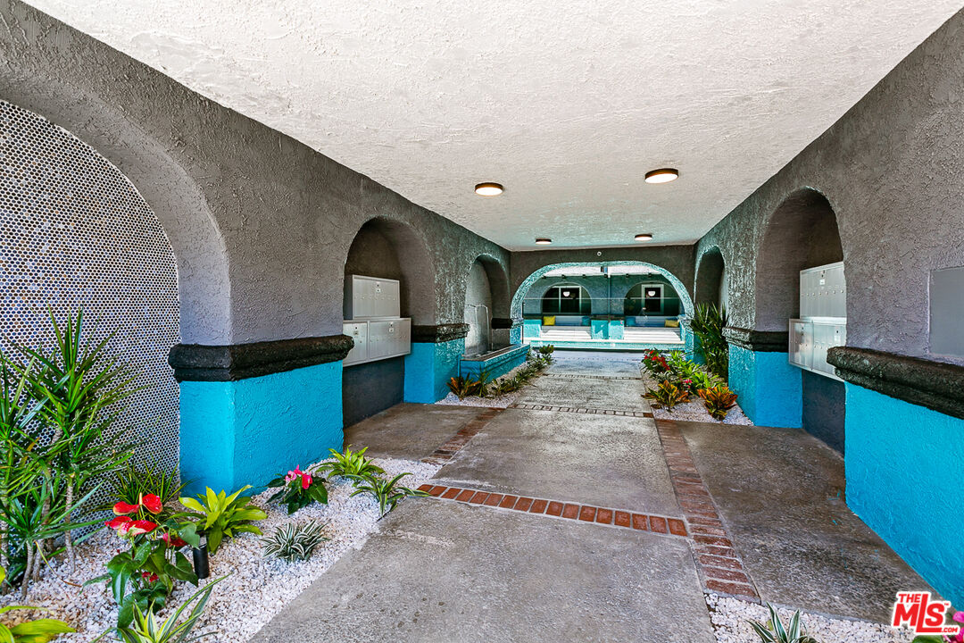 6640 WOODLEY AVE Unit: 204