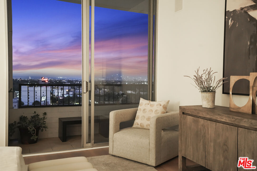 1100 Alta Loma Rd Unit: 904