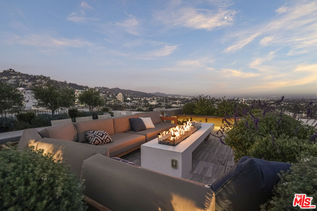 1100 Alta Loma Rd Unit: 904